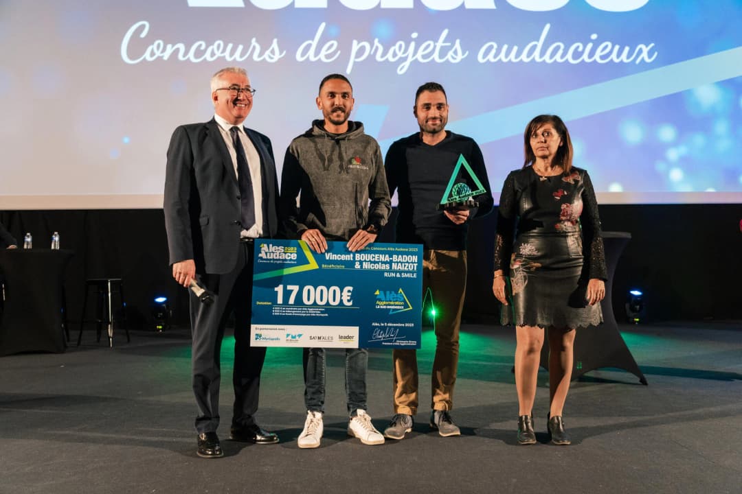 Illustration de la remise des prix du concours Alès Audace 2023 à Run & Smile par Christophe Rivenq, Maire d'Alès et Assia Tria, Directrice de l'école des mines d'Alès