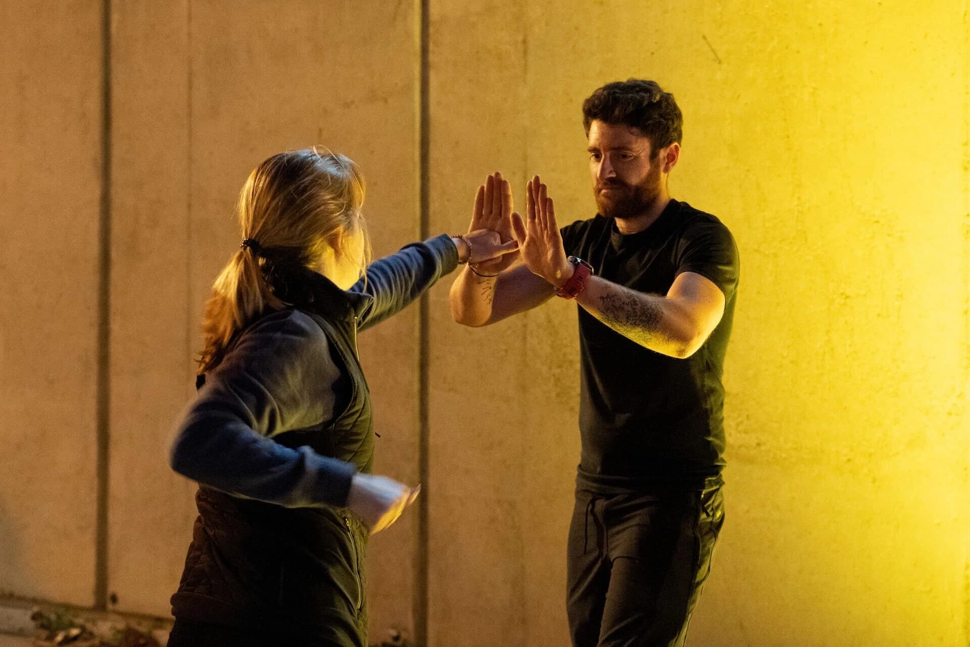 Duo d'habitants d'Alès effectuant une exercice lors d'une séance de sport run and smile