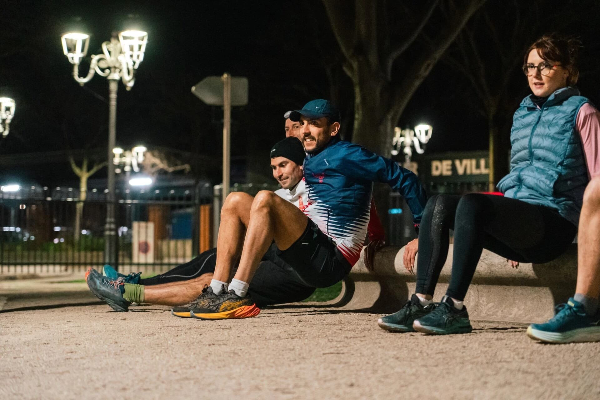 Vincent Boucena-Badon, coach sportif effectuant une séances run and smile en groupe à Alès la nuit