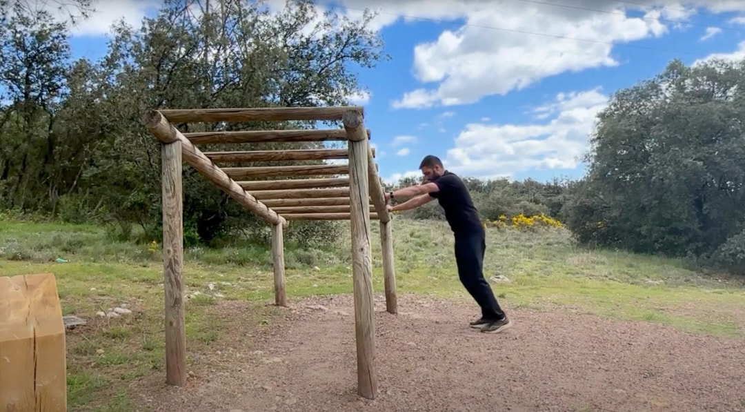 Exercice de sport sur le parcours santé de Saint-Privat-des-Vieux