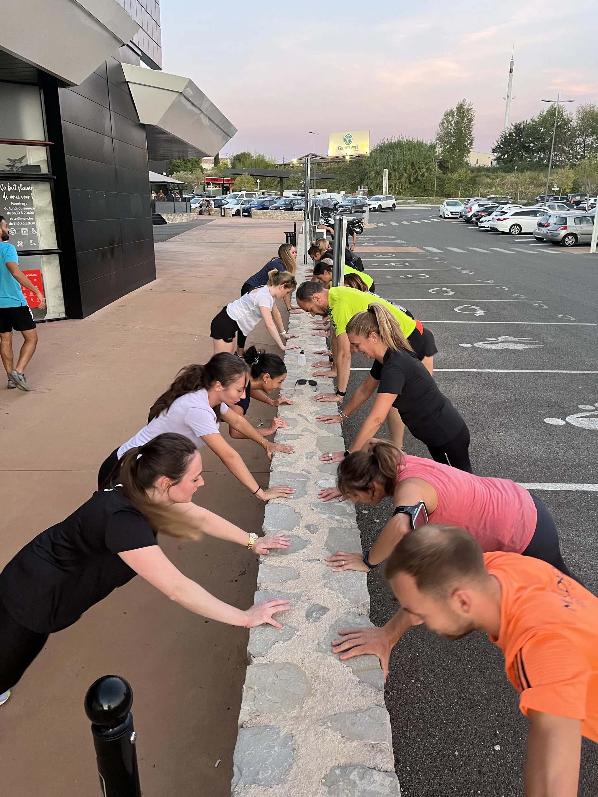 Habitants participant à une séance d'exercice lors d'une Run and Smile à Alès en journée