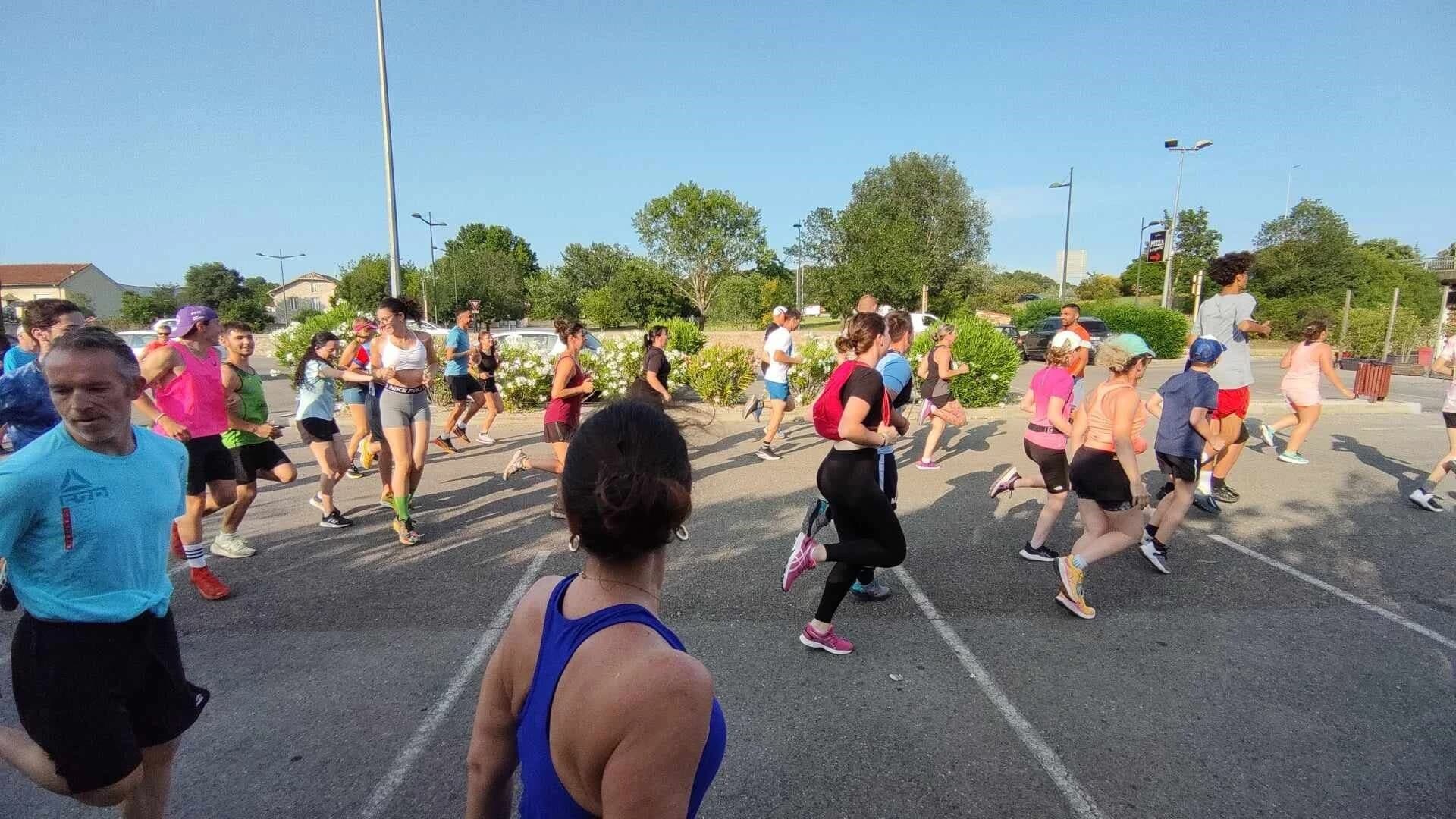 Habitants participant à une session sportive en plein air dans le cadre d'une Run and Smile
