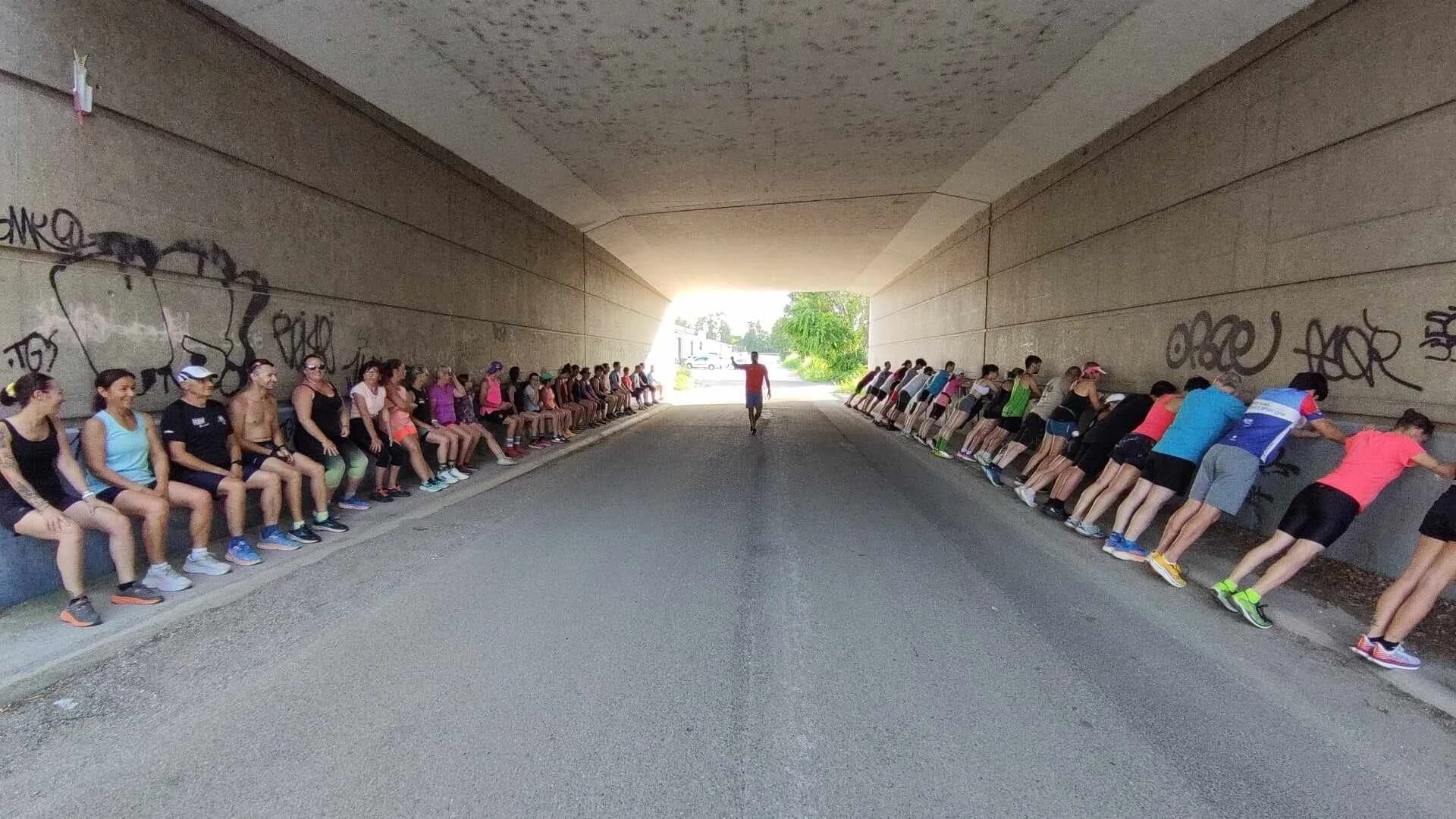 Nicolas Naizot et les participants d'une séances Run and Smile en train de faire des exercices de sport