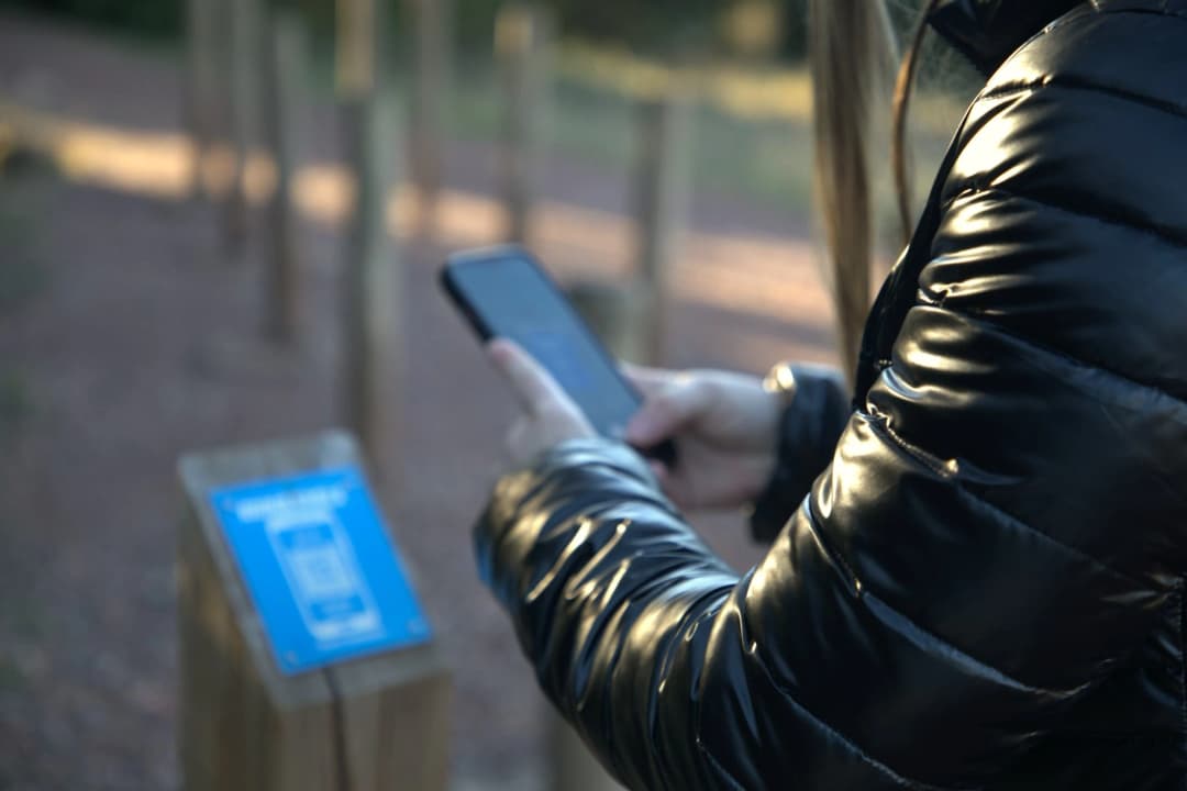 Usager scannant la borne qr code d'un parcours santé Run&Smile