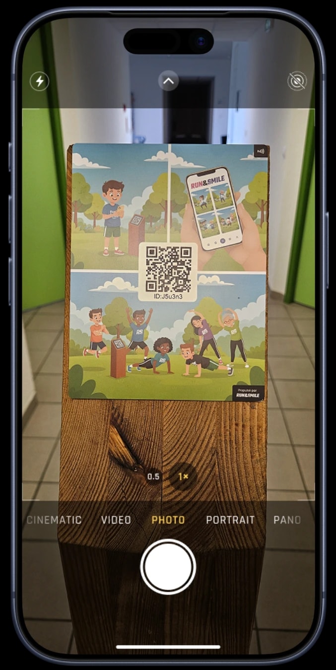 Illustration : scan du QR code ou NFC sur une borne pour démarrer l'exercice depuis son téléphone.
